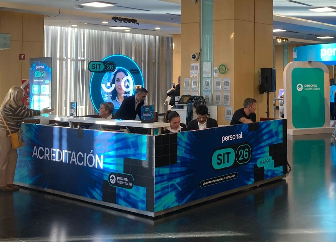 Desk de acreditación con notebooks e impresoras térmicas