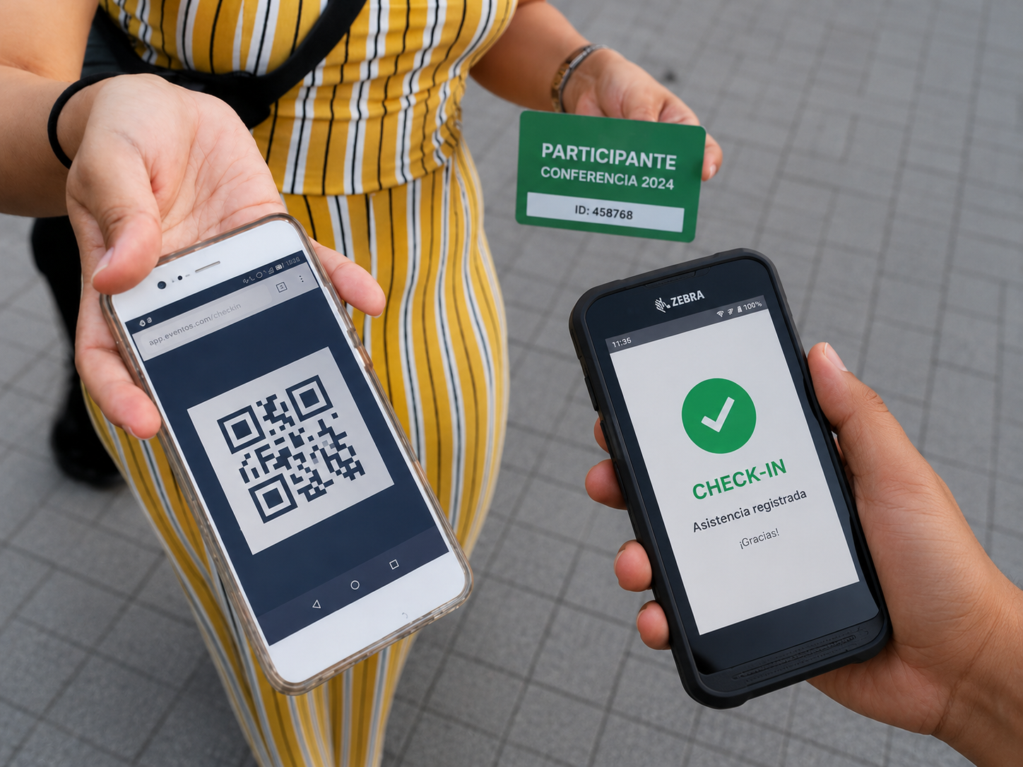 Hostess escaneando un QR con un dispositivo móvil