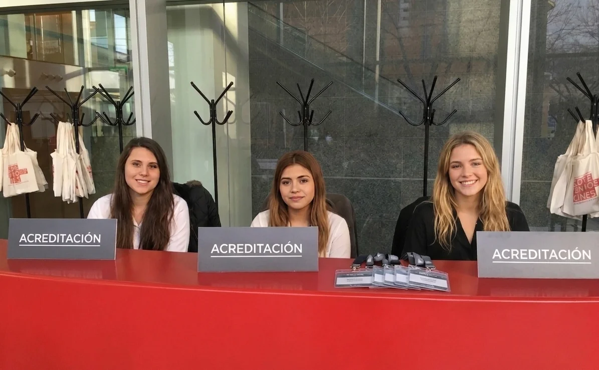 Credencial con lanyard institucional entregada en evento de AMIA