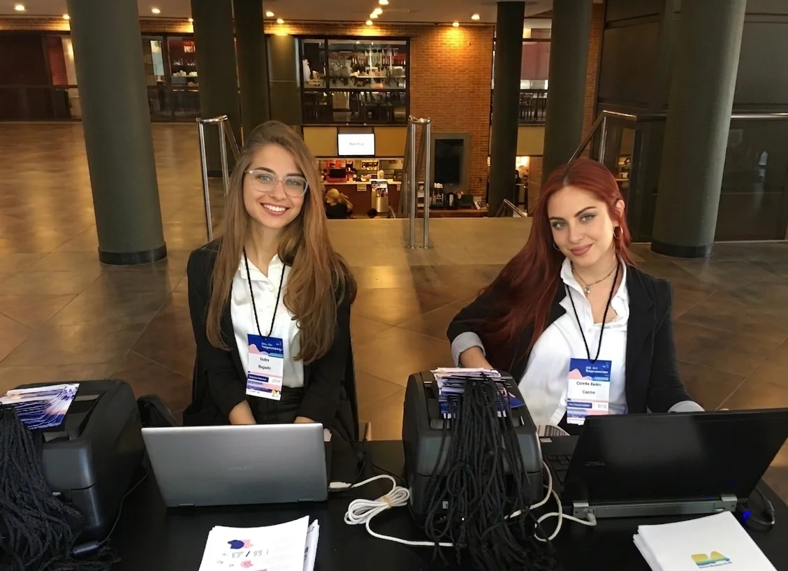 Pantalla de bienvenida del pre-registro IOX en hall del evento